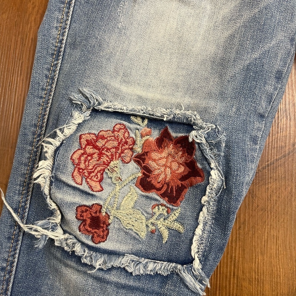 Vanilla Star Mid Rise Skinny Jeans Womens Floral Embroidered Distressed​​​ - Picture 2 of 6